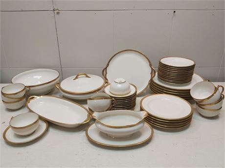 🍽️ Antique Elegant White and Gold Rimmed Porcelain 3