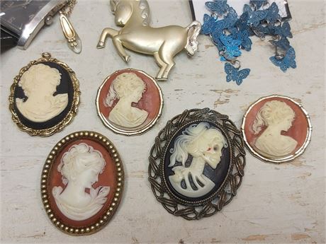 Curated Jewelry and Timeless Accessories Collection 15FR