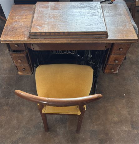 Antique Singer Treadle Sewing Machine in Ornate 7-Drawer Tiger Oak Cabinet P