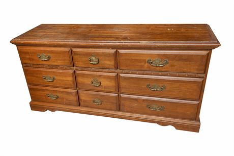 Colonial Style Nine-Drawer Dresser G