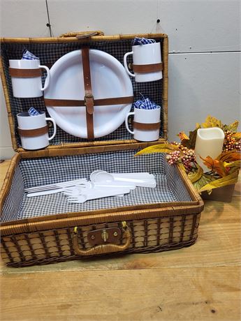Vintage Style Wicker 4-Person Picnic Basket Set