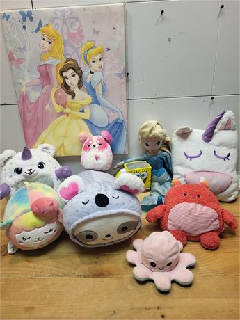 ​Disney Decor, Plush Lot & Character Collectibles 5