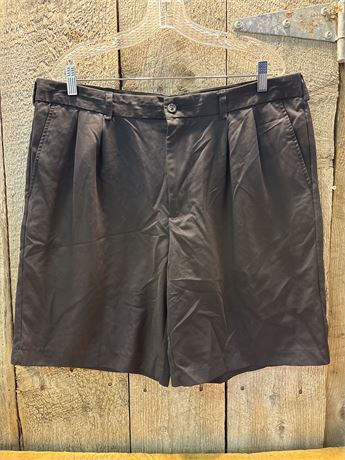 IZOD Golf Men's Black Pleated Shorts - Size 38