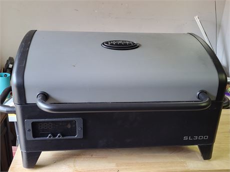 Louisiana Grills SL300 Portable Pellet Grill